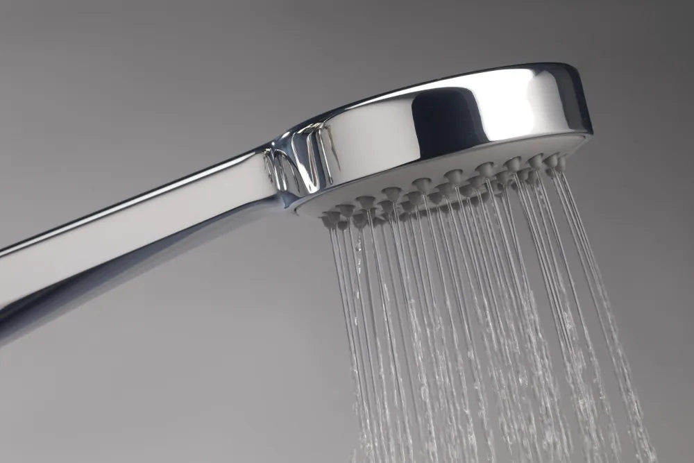 Duschkopf mit laufendem warmem Wasser